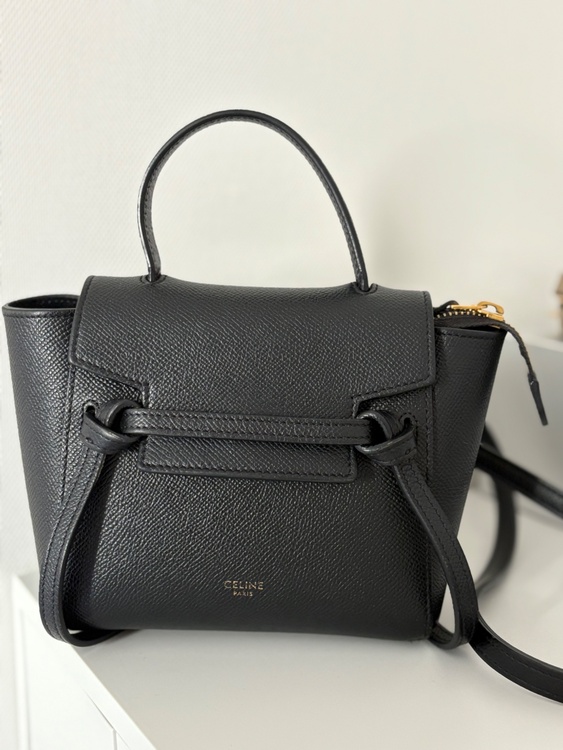 セリーヌ ベルトバッグマイクロ レザー 2WAYハンドバッグ ブラック（ブランドバッグ）の商品画像 - 査定依頼日：2025年12月19日 - 最高査定価格：130,000円