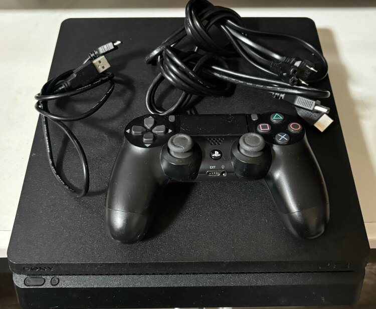 PlayStation4 本体（ゲーム機本体・ゲームソフト）の商品画像 - 査定依頼日：2024年12月21日 - 最高査定価格：10,000円