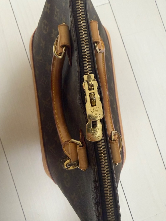 M51130（ブランドバッグ）の商品画像 - 査定依頼日：2026年9月30日 - 最高査定価格：100,000円