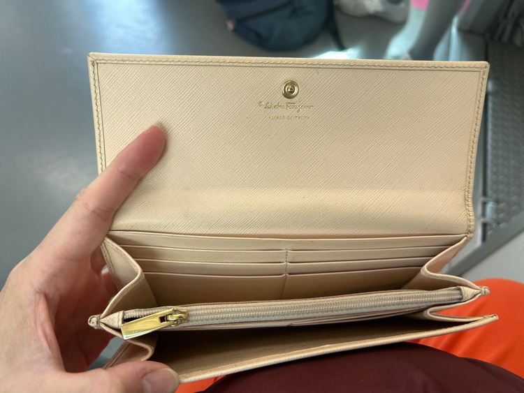 フェラガモ  （ブランドバッグ）の商品画像 - 査定依頼日：2025年6月7日 - 最高査定価格：5,000円