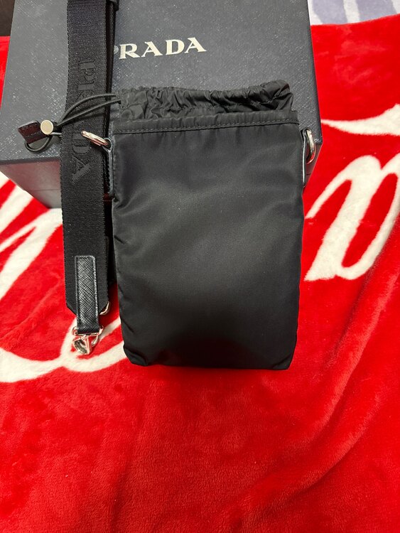 Re-Nylon スマートフォンケース（ブランドバッグ）の商品画像 - 査定依頼日：2025年3月17日 - 最高査定価格：100,000円