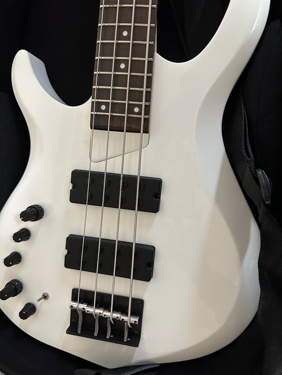 Sire Marcus Miller M2-4 LH WHITE PEARL エ（ピアノ・楽器・PA機材）の商品画像 - 査定依頼日：2025年11月28日 - 最高査定価格：22,000円