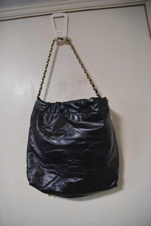 CHANEL22スモールシャイニーカーフスキンチェーンショルダーバッグブラックゴールド金具（ブランドバッグ）の商品画像 - 査定依頼日：2026年8月27日 - 最高査定価格：600,000円