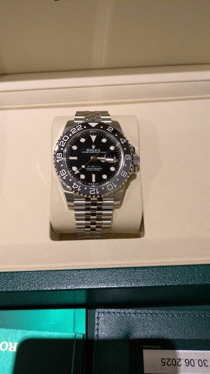 ロレックス GMTマスター 126710GRNR-69200（高級時計）の商品画像 - 査定依頼日：2025年6月30日 - 最高査定価格：2,900,000円