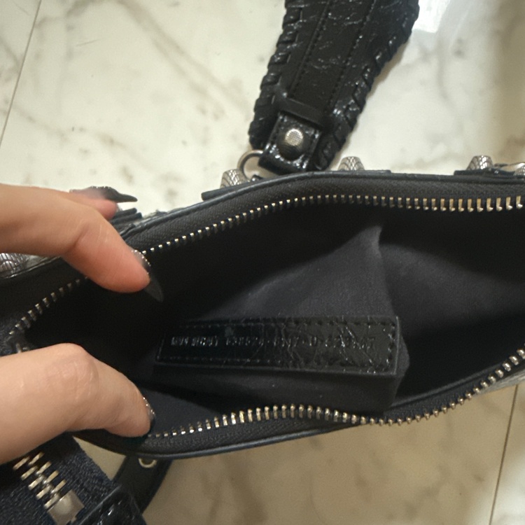 バレンシアガ  （ブランドバッグ）の商品画像 - 査定依頼日：2025年12月16日 - 最高査定価格：65,000円