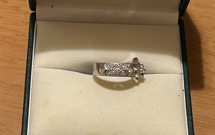 フラワーモチーフダイヤリング（宝石）の商品画像 - 査定依頼日：2025年12月10日 - 最高査定価格：150,000円