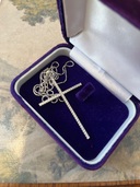 レジィーナロマンティコホワイトゴールドダイヤクロスネックレス（金・貴金属）の商品画像 - 査定依頼日：2025年9月27日 - 最高査定価格：300,000円