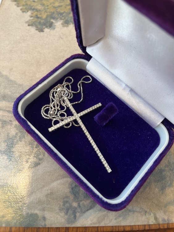 レジィーナロマンティコホワイトゴールドダイヤクロスネックレス（金・貴金属）の商品画像 - 査定依頼日：2025年9月27日 - 最高査定価格：300,000円