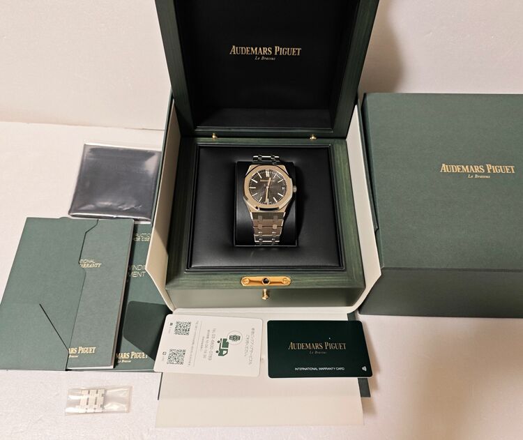 ロイヤルオーク ブラック15510ST（高級時計）の商品画像 - 査定依頼日：2025年11月29日 - 最高査定価格：6,820,000円