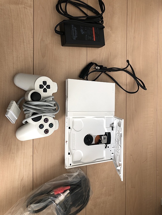 プレイステーション2 セラミック・ホワイト (SCPH-70000CW)（ゲーム機本体・ゲームソフト）の商品画像 - 査定依頼日：2020年5月21日 - 最高査定価格：1,500円