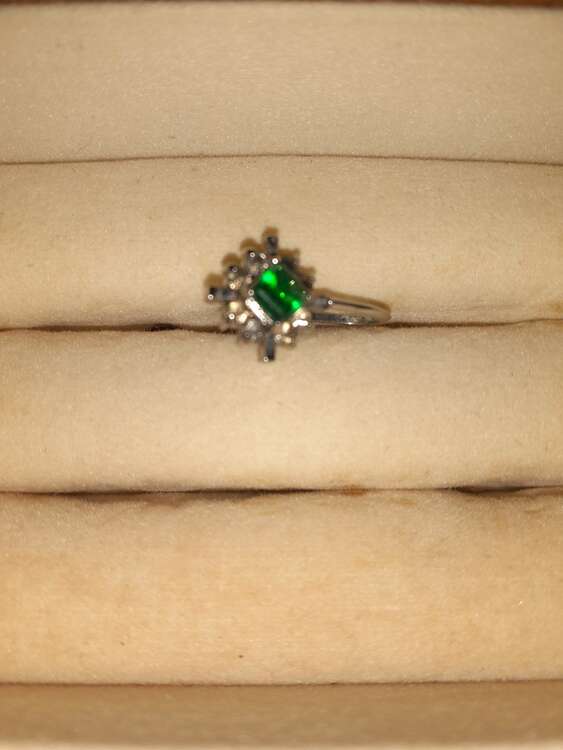 エメラルドかなくわしくないので遺品整理でみつけました（宝石）の商品画像 - 査定依頼日：2024年12月14日 - 最高査定価格：10,000円