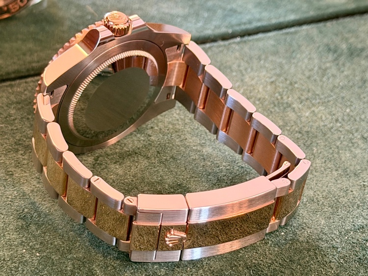 ロレックス GMTマスター 126711（高級時計）の商品画像 - 査定依頼日：2026年1月14日 - 最高査定価格：3,050,000円