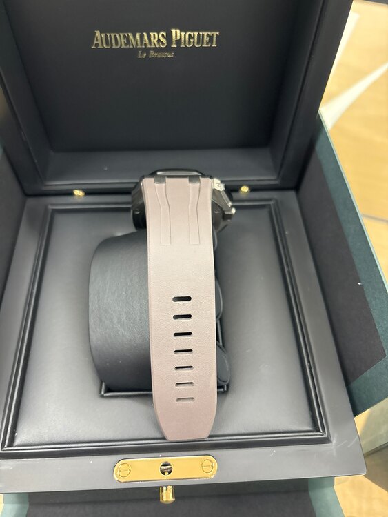 オーデマピゲ ロイヤルオークオフショア 2（高級時計）の商品画像 - 査定依頼日：2025年2月22日 - 最高査定価格：3,300,000円