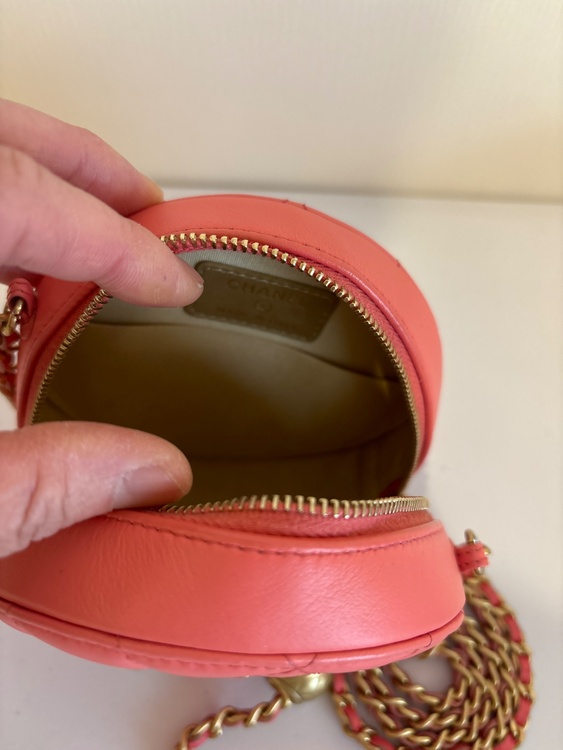 マトラッセラウンドファスナー（ブランドバッグ）の商品画像 - 査定依頼日：2026年3月16日 - 最高査定価格：170,000円