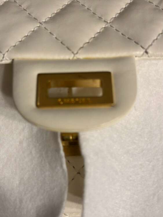 シャネルショルダーバッグ　マトラッセ　白　2.55（ブランドバッグ）の商品画像 - 査定依頼日：2025年4月24日 - 最高査定価格：400,000円