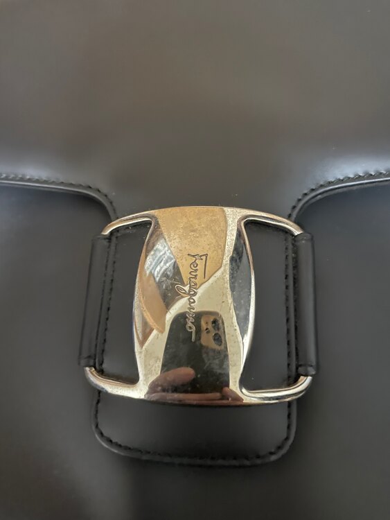 フェラガモ  （ブランドバッグ）の商品画像 - 査定依頼日：2025年3月21日 - 最高査定価格：8,000円