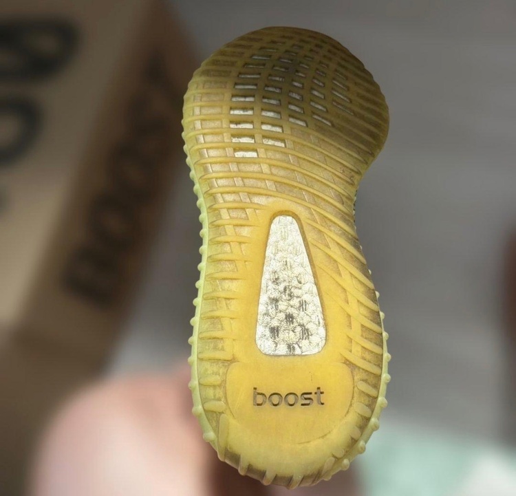 YEEZY BOOST 350 イーズリール V2（古着・ファッション）の商品画像 - 査定依頼日：2026年8月20日 - 最高査定価格：2,300円