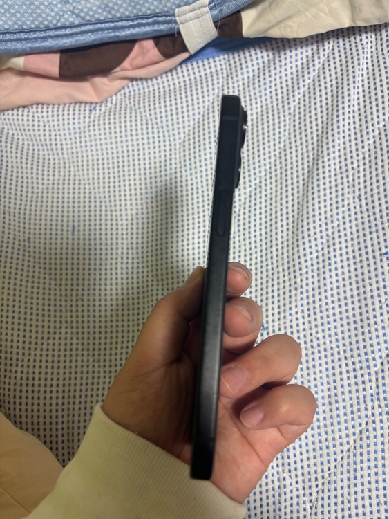 iPhone15ブラック　赤ロムです。（スマホ）の商品画像 - 査定依頼日：2025年6月8日 - 最高査定価格：73,000円