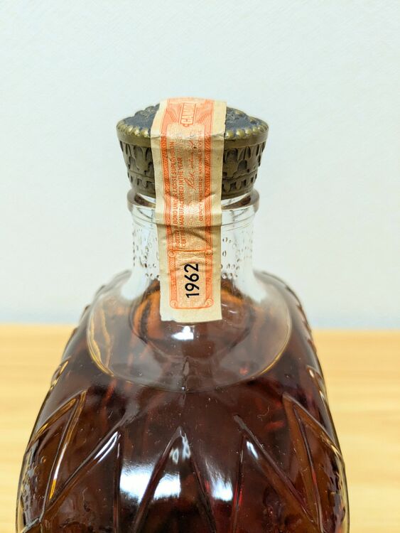 クラウンローヤル カナディアンウイスキー 1962 F4842094（お酒）の商品画像 - 査定依頼日：2025年6月2日 - 最高査定価格：100円