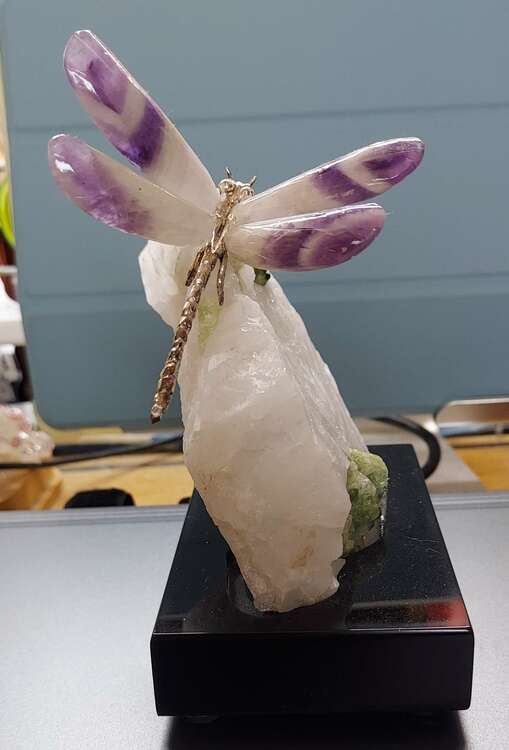 置物(水晶/翡翠らしき原石にトンボの細工)（美術品・骨董品）の商品画像 - 査定依頼日：2025年2月18日 - 最高査定価格：1,000円