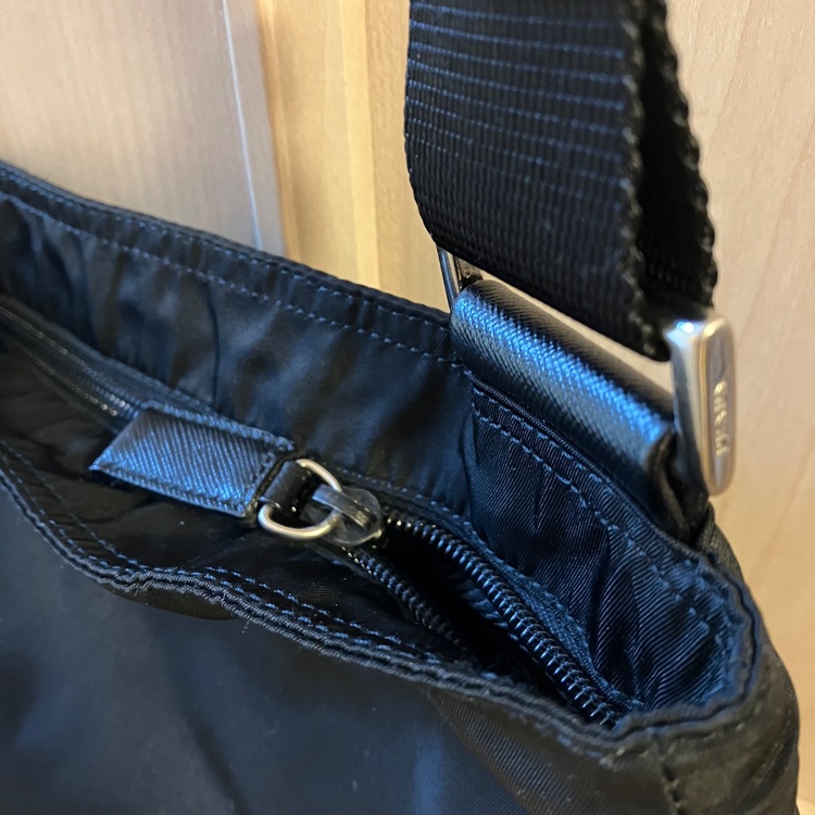 プラダ　メンズ　ショルダーバッグ（ブランドバッグ）の商品画像 - 査定依頼日：2025年11月10日 - 最高査定価格：38,000円