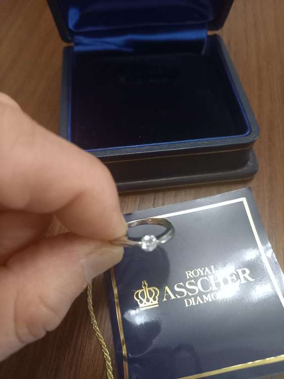 ロイヤルアッシャー0.25カラットの婚約指輪（宝石）の商品画像 - 査定依頼日：2023年2月25日 - 最高査定価格：40,000円