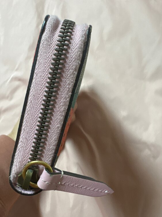 グッチ GUCCI GGスプリーム ストロベリープリント 長財布（ブランド財布・小物）の商品画像 - 査定依頼日：2025年2月8日 - 最高査定価格：10,000円