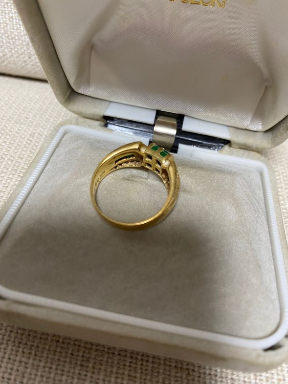 エメラルドとダイヤの指輪 ベース18金（金・貴金属）の商品画像 - 査定依頼日：2023年8月21日 - 最高査定価格：40,000円