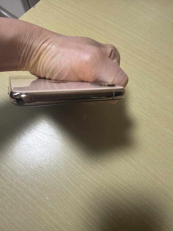 iPhone iPhoneXS 64GB SIMフリー（スマホ）の商品画像 - 査定依頼日：2026年5月21日 - 最高査定価格：100,000円