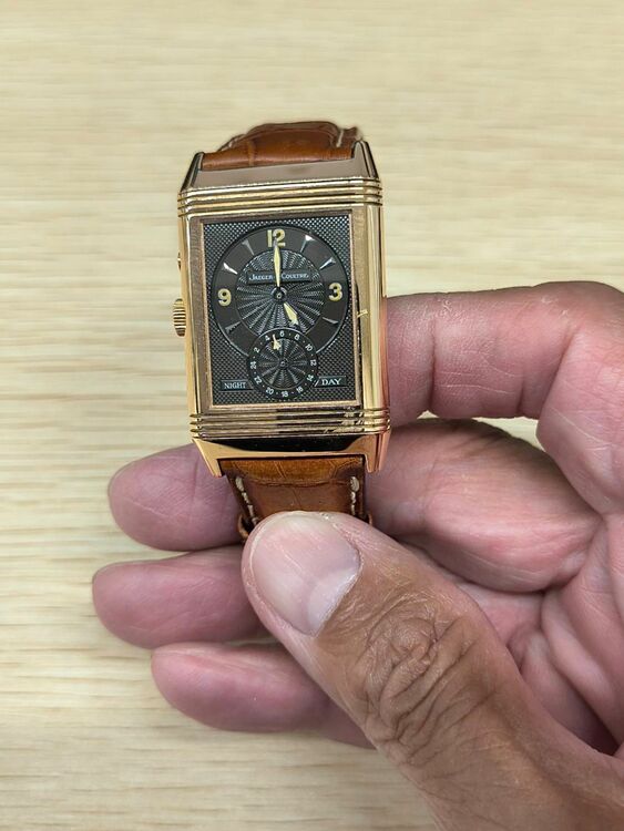 ジャガールクルト レベルソ デュオ ナイト&デイ シルバー×ブラック 270.2（高級時計）の商品画像 - 査定依頼日：2025年7月29日 - 最高査定価格：1,300,000円