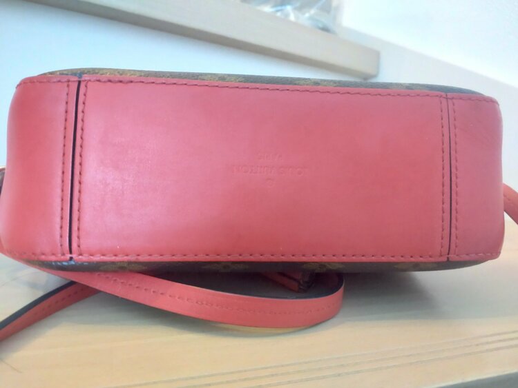 サントンジュ　赤　43556（ブランドバッグ）の商品画像 - 査定依頼日：2026年3月13日 - 最高査定価格：140,000円