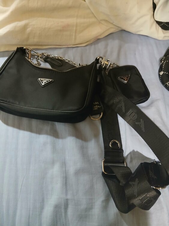 プラダ Re-Edition 2005 Re-Nylon バッグ（ブランドバッグ）の商品画像 - 査定依頼日：2026年8月6日 - 最高査定価格：100,000円