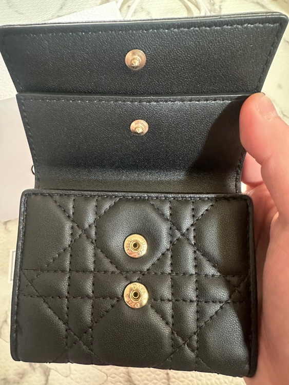 DIOR ディオール レディディオール 黒 ロータス ウォレット カナージュ 3（ブランド財布・小物）の商品画像 - 査定依頼日：2025年6月29日 - 最高査定価格：30,000円