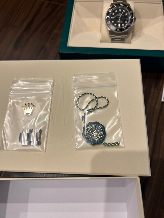 ロレックス シードゥエラー 12660（高級時計）の商品画像 - 査定依頼日：2025年3月4日 - 最高査定価格：1,850,000円