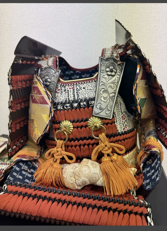 忠保作 浅間 五月人形 兜飾り 黄金造り 鞍馬 甲冑 鎧飾り（美術品・骨董品）の商品画像 - 査定依頼日：2025年10月7日 - 最高査定価格：3,000円