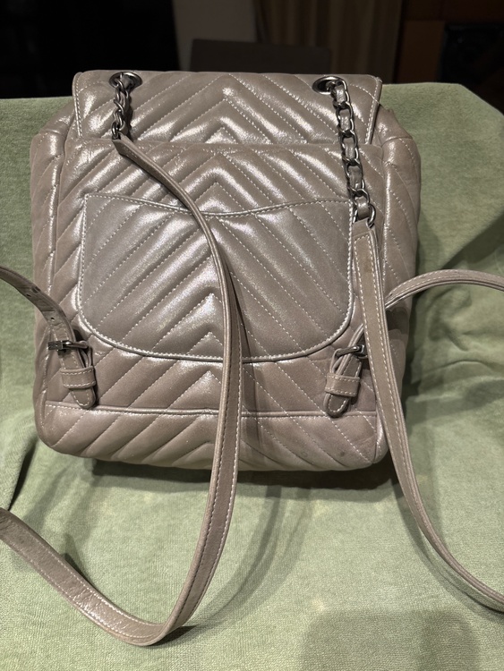 シェブロン　vステッチ　リュック（ブランドバッグ）の商品画像 - 査定依頼日：2026年3月22日 - 最高査定価格：250,000円