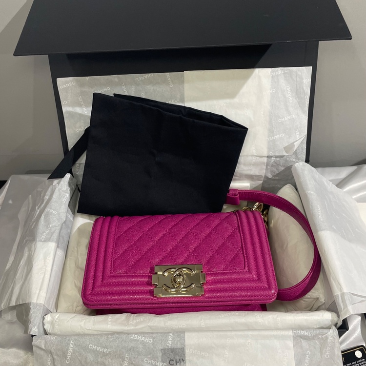 CHANELボーイシャネル マトラッセフューシャピンク/マゼンタ キャビアスキン（ブランドバッグ）の商品画像 - 査定依頼日：2025年12月13日 - 最高査定価格：450,000円