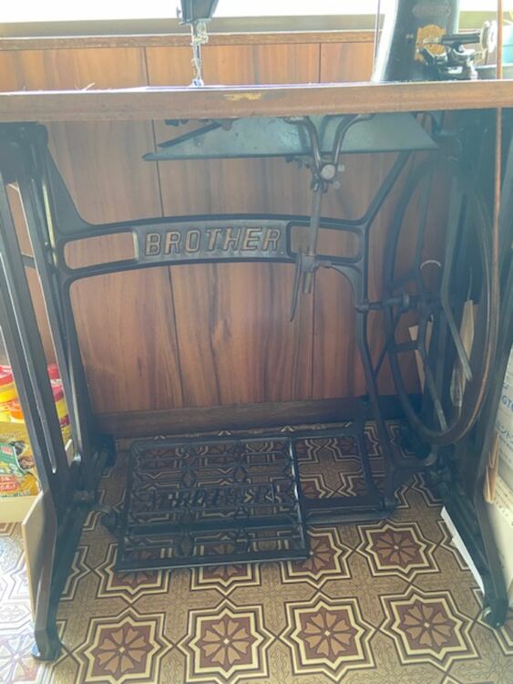 ブラザーの足踏みミシン。型番や年式は不明です。（家電）の商品画像 - 査定依頼日：2025年7月8日 - 最高査定価格：500円