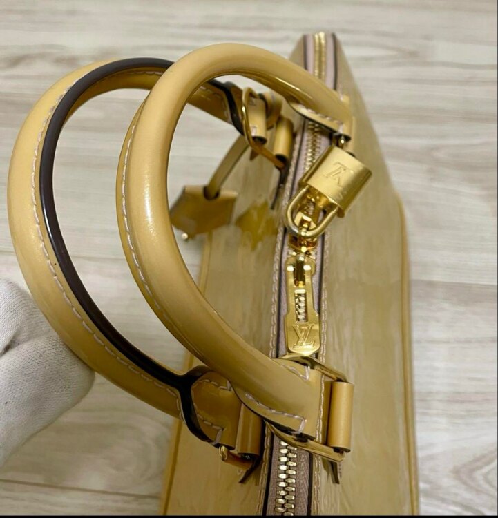 ヴェルニ（ブランドバッグ）の商品画像 - 査定依頼日：2025年4月6日 - 最高査定価格：45,000円