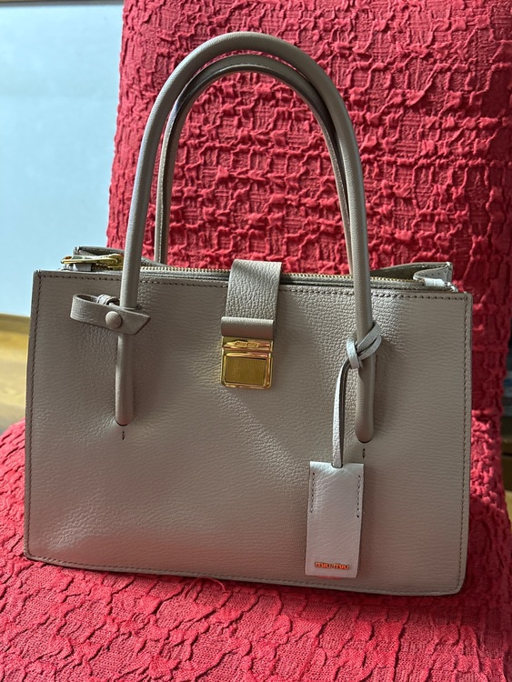 ミュウミュウ  （ブランドバッグ）の商品画像 - 査定依頼日：2025年9月20日 - 最高査定価格：55,000円