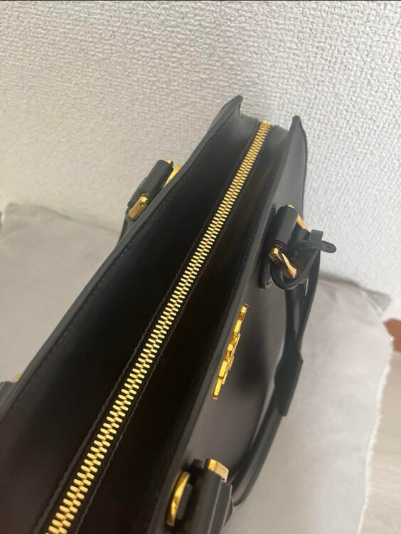 プラダ サフィアーノ　ショルダーハンドバッグ（ブランドバッグ）の商品画像 - 査定依頼日：2025年4月9日 - 最高査定価格：150,000円