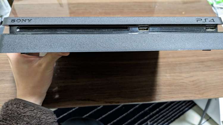 プレイステーション4本体 ジェットブラック (HDD 500GB/CUH-220（ゲーム機本体・ゲームソフト）の商品画像 - 査定依頼日：2023年1月2日 - 最高査定価格：11,500円