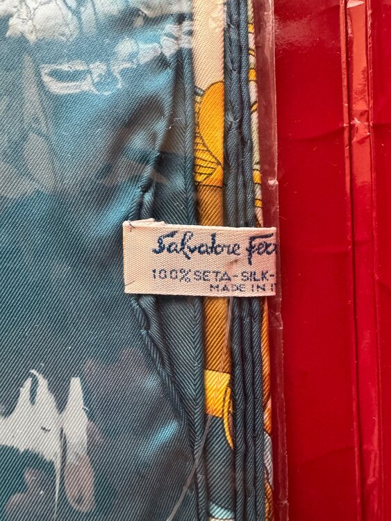 Salvatore Ferragamo シルクスカーフ（古着・ファッション）の商品画像 - 査定依頼日：2025年5月7日 - 最高査定価格：3,000円