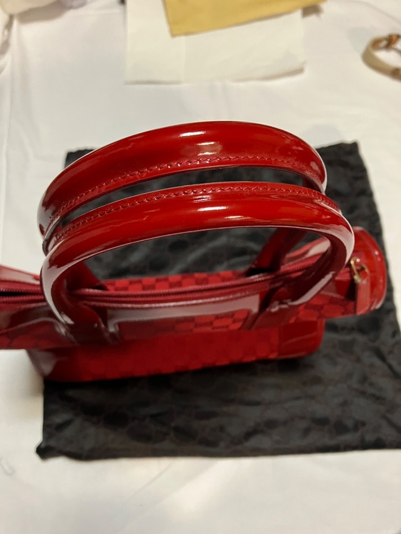 赤　トートー（ブランドバッグ）の商品画像 - 査定依頼日：2026年3月3日 - 最高査定価格：22,000円