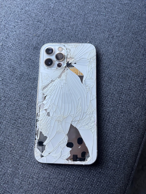 iPhone 12 Pro 256GB docomo（スマホ）の商品画像 - 査定依頼日：2026年3月7日 - 最高査定価格：23,000円