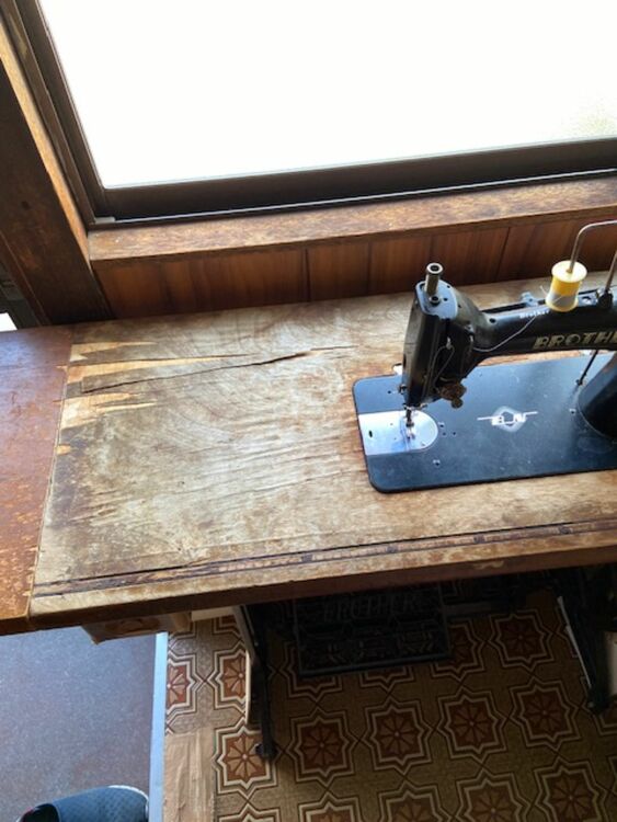 ブラザーの足踏みミシン。型番や年式は不明です。（家電）の商品画像 - 査定依頼日：2025年7月8日 - 最高査定価格：500円