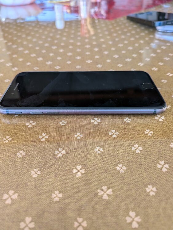 iPhone8（スマホ）の商品画像 - 査定依頼日：2026年1月28日 - 最高査定価格：3,000円