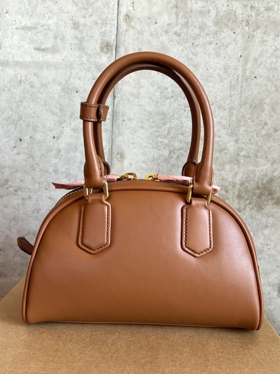 5BB191 miumiuレザーバッグ（ブランドバッグ）の商品画像 - 査定依頼日：2026年10月4日 - 最高査定価格：180,000円