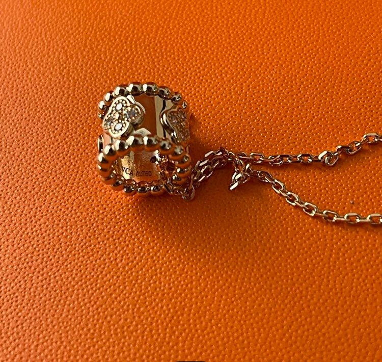 Van Cleef & Arpels ペルレ ネックレス VCARO2EF00（宝石）の商品画像 - 査定依頼日：2024年11月17日 - 最高査定価格：400,000円