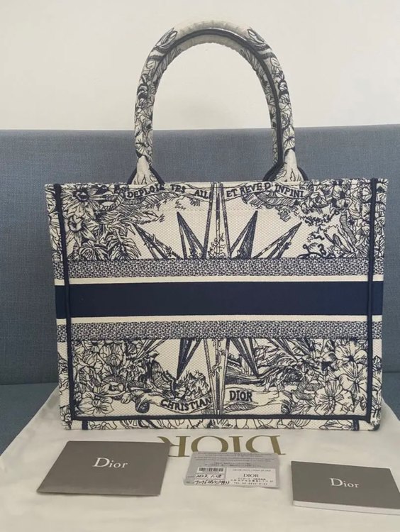 ブックトート ネイビー（ブランドバッグ）の商品画像 - 査定依頼日：2023年8月25日 - 最高査定価格：270,000円